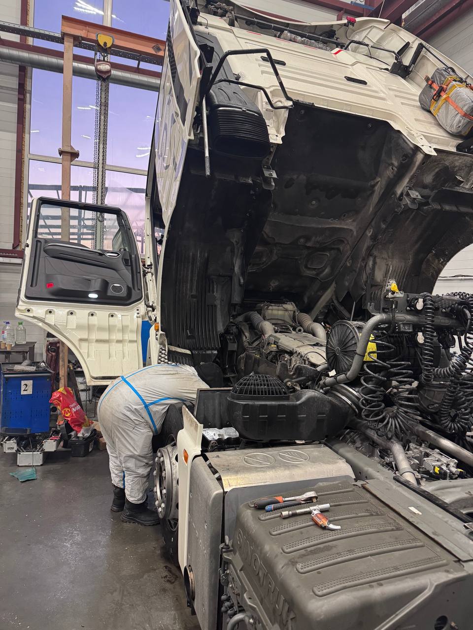 Механик под капотом SITRAK