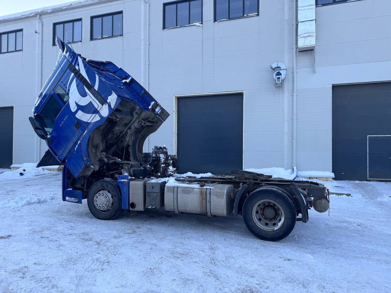 Синий SITRAK кабина поднята