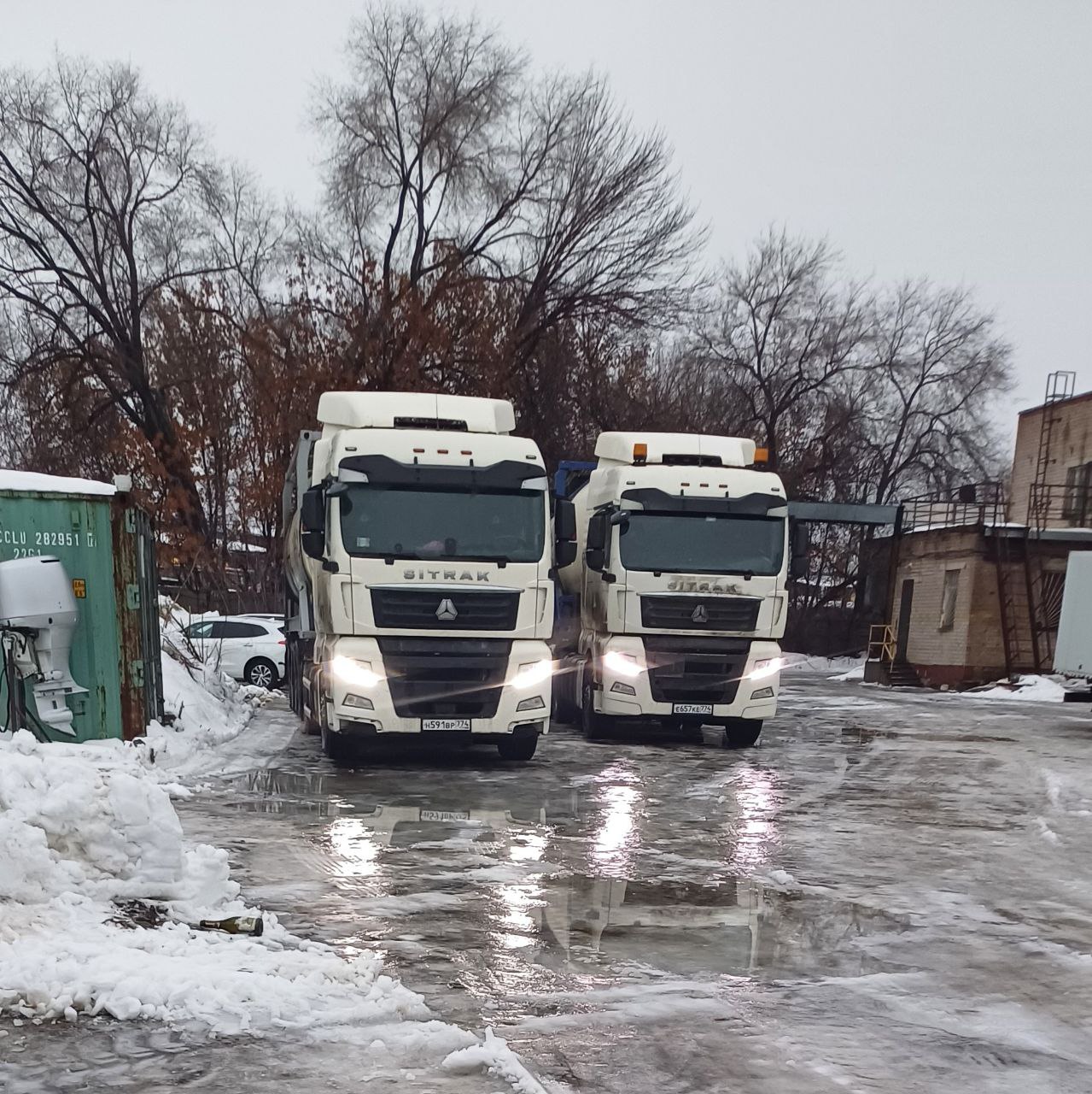 Два SITRAK на территории